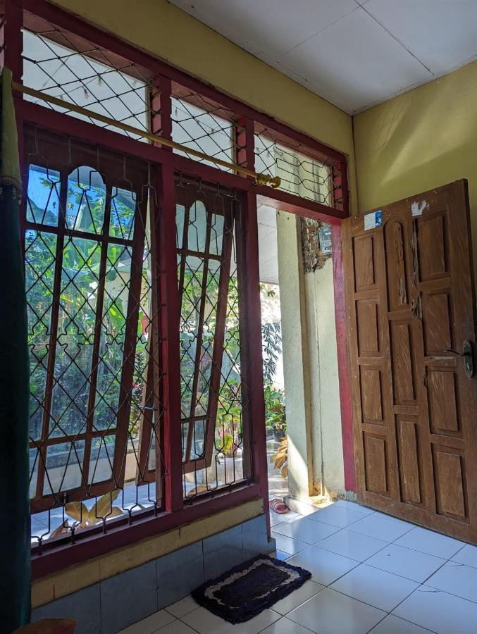 Agus Family Homestay Лабуан-Бахо Экстерьер фото