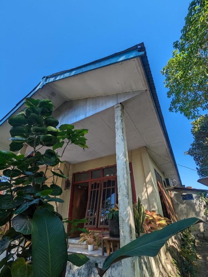 Agus Family Homestay Лабуан-Бахо Экстерьер фото